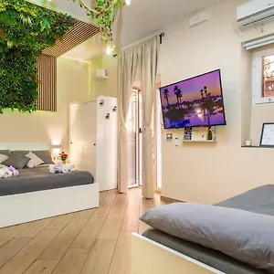  Holiday home Tropical House