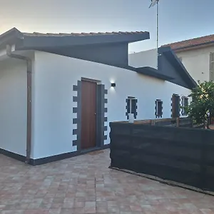  Holiday home Airport House